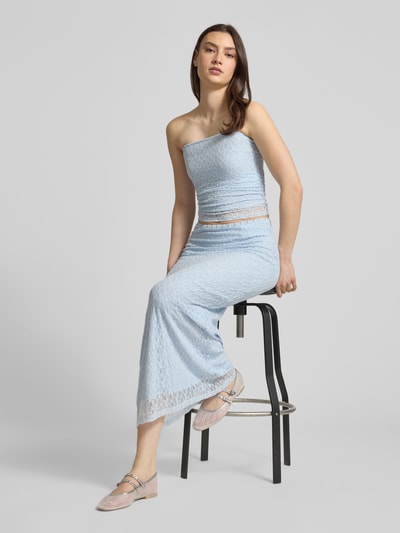 Frauenmodel trägt Maxirock mit Spitze Modell 'MONROE' von JJXX in Hellblau, Material-Mix mit Stretch-Anteil, Körpernaher-Schnitt, elastischer Bund, blickdichter Unterrock, Bundweite 36 cm, Gesamtlänge 108 cm, Ganzkörperansicht von vorne.