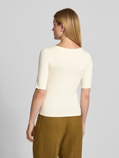 Frauenmodel trägt T-Shirt mit Rundhalsausschnitt und 1/2-Arm von Marc Cain in Creme, Baumwoll-Elasthan-Mix, Regular Fit, Ganzkörperansicht Rückansicht