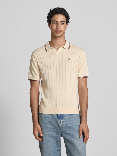 Męski model nosi Slim Fit Polo-Strickshirt mit Logo-Stickerei od REVIEW, bawełna, krój slim fit, prążkowana faktura, przód, ujęcie całej sylwetki.