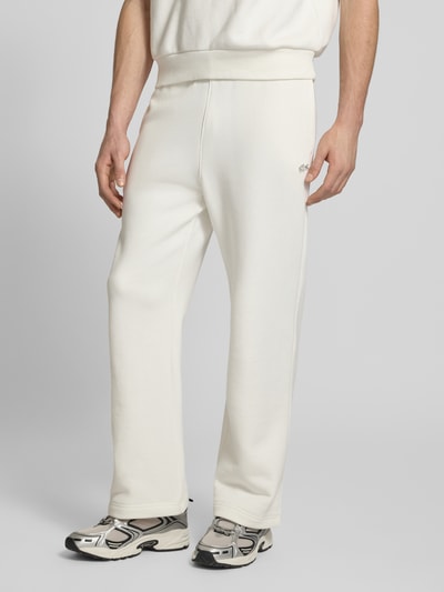 Männermodel trägt Loose Fit Sweatpants aus reiner Baumwolle von Lacoste, Optik: Unifarben, Logo-Detail, Sweat, Ganzkörperansicht von vorne.