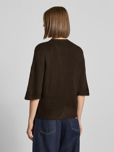 Frauenmodel trägt Regular Fit Strickjacke mit Schnürung Modell 'SIMONI' von ONLY in Dunkelbraun, grobe Textur, Damen Strickjacke, Ganzkörperansicht Rückansicht.