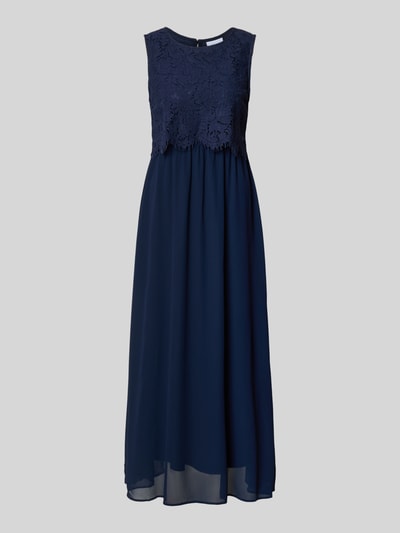Produktfoto, Maxikleid mit rückseitigem Schlüsselloch-Ausschnitt von Vila aus dunkelblauem Baumwoll-Mix, Modell 'MILINA', Gerader-Schnitt, Spitze, Rundhalsausschnitt, Rückenlänge 130 cm, Brustweite 43 cm.