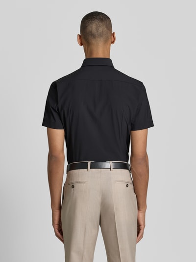 Männermodel trägt Slim Fit Businesshemd mit kurzem Arm Modell 'P-HANK-K-SH-262' von BOSS in Schwarz, glatte Struktur, Ganzkörperansicht Rückansicht.