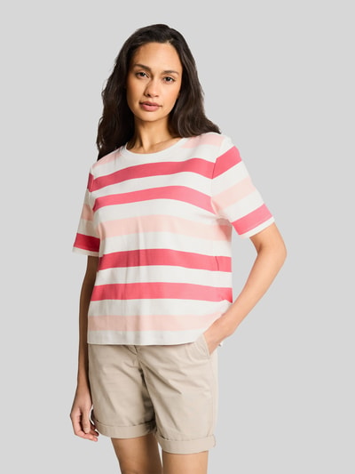 Kobiece model prezentuje Relaxed Fit T-Shirt aus reiner Baumwolle von Tom Tailor w paski, okrągły dekolt, jersey, widok całej sylwetki z przodu.