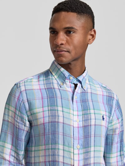 Męski model ma na sobie Regular Fit Freizeithemd aus reinem Leinen od Polo Ralph Lauren, efekt: wzór w kratę, krój regular fit, kołnierzyk typu button down, listwa guzikowa na całej długości, wyhaftowane logo, długi rękaw, sportowy mankiet, wykończenie materiału: cieniowana przędza, materiał: len. Nahaufnahme Oberkörper.