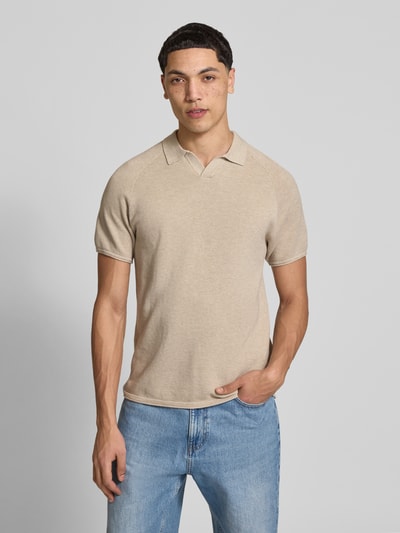 Männermodel trägt Regular Fit Poloshirt mit Strukturmuster Modell 'HILL' von Jack & Jones aus reiner Baumwolle, V-Ausschnitt, beige, Ganzkörperansicht von vorne.