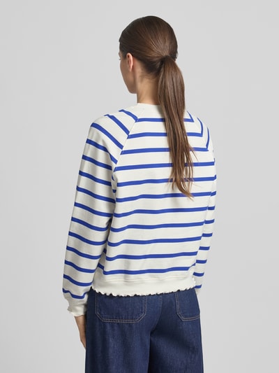 Modelka kobieca nosi Sweatshirt mit Stitching od Rich & Royal, bawełna z elastanem, krój regular fit, okrągły dekolt, białe i niebieskie paski, widok całej sylwetki z tyłu