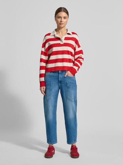 Frauenmodel trägt Barrel Fit Jeans mit aufgesetzten Taschen Modell 'Ida Worker' von GANG, Baumwoll-Mix mit Stretch-Anteil, Ganzkörperansicht von vorne.