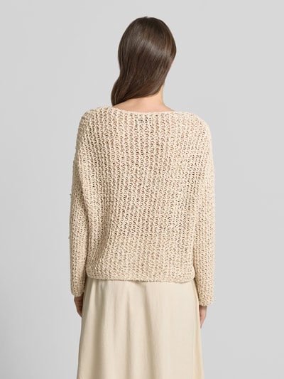 Frauenmodel trägt Relaxed Fit Pullover aus Baumwoll-Mix von Marc O'Polo, Optik: Unifarben, Grobstrick, Ganzkörperansicht Rückansicht.