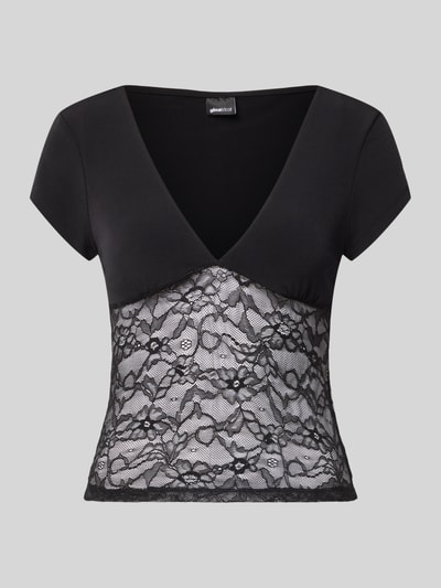 Produktfoto, T-Shirt mit V-Ausschnitt und Spitze von Gina Tricot, schwarzer Material-Mix mit Stretch-Anteil, Slim-Fit, Rückenlänge 51 cm bei Größe S