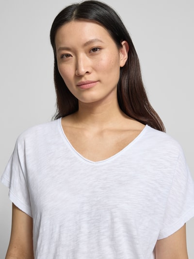 Frauenmodel trägt Regular Fit T-Shirt aus reiner Baumwolle von Marc O'Polo in weißer Melange-Optik, V-Ausschnitt, Jersey; Nahaufnahme Oberkörper.