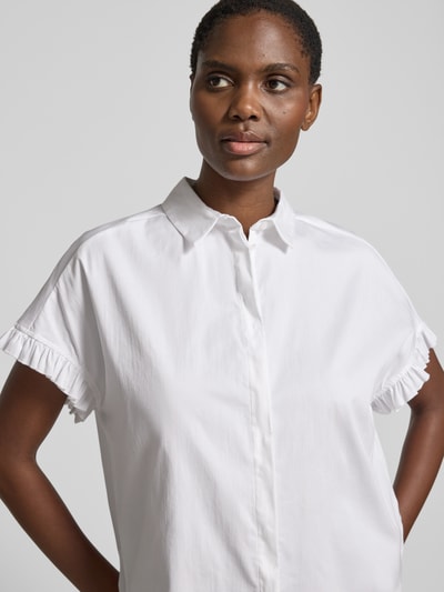Frauenmodel trägt Regular Fit Bluse mit verdeckter Knopfleiste von Smith and Soul, Baumwoll-Mix mit Stretch, Nahaufnahme Oberkörper.