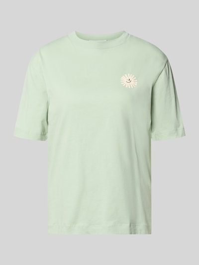 Produktfoto, Regular Fit T-Shirt aus reiner Baumwolle Modell 'TARJAA' von Armedangels in Optik: Unifarben, aus Jersey, Motiv-Print, Logo-Stitching, Rundhals, Kurzarm, Damen T-Shirt, sanftes Pastellgrün, glatte Struktur.