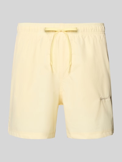 Produktfoto, spodenki kąpielowe z wyhaftowanym logo model 'MAUI' od Jack & Jones, krój regular fit, elastyczny pas, tunel, pastelowy żółty odcień, gładka tekstura