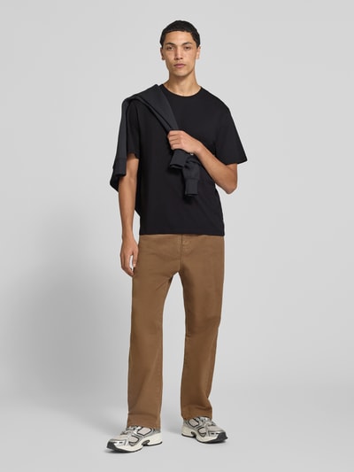 Männermodel trägt T-Shirt mit Rundhalsausschnitt Modell 'ORGANIC' von JACK & JONES aus reiner Baumwolle, gerader Schnitt, Ganzkörperansicht von vorne.