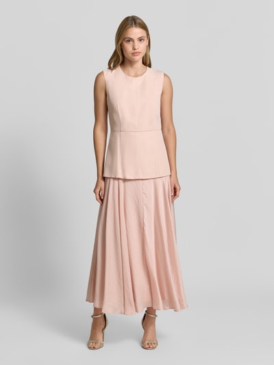 Frauenmodel trägt Maxikleid aus Lyocell-Leinen-Mix mit 2-in-1-Look von Jake*s Collection in zartem Rosé, gerader Schnitt, Rundhalsausschnitt, glatte und leicht glänzende Struktur, Ganzkörperansicht von vorne, Rückenlänge 133 cm, Brustweite 43 cm bei Größe 36.