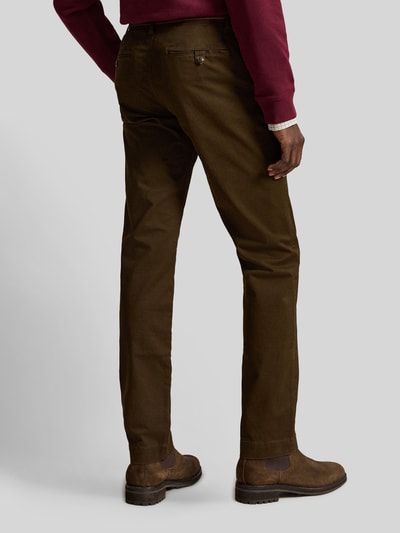 Męski model nosi proste spodnie z mieszanki bawełny Gerade Hose aus Baumwoll-Mix von Polo Ralph Lauren, pełen widok od tyłu.