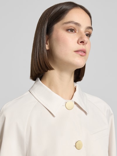 Frauenmodel trägt Blouson mit Brusttasche von ARMANI EXCHANGE, Material-Mix mit Baumwoll-Anteil, Regular-Fit, Umlegekragen, Knopfleiste, Nahaufnahme Oberkörper.