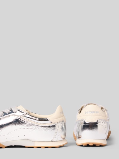 Produktfoto, Sneaker aus echtem Leder in glänzender Optik Modell 'Bridge' von HOFF, silberne Farbe, abgerundete Passform, glatte Textur, Details zu Absatzhöhe 1 cm, Schafthöhe 8 cm, Schaftweite 9 cm bei Größe 40.