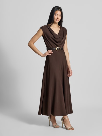Frauenmodel trägt Abendkleid mit Taillengürtel Modell 'Estelle' von Forever New, braun, Wasserfall-Ausschnitt, Maxilänge, Ganzkörperansicht von vorne