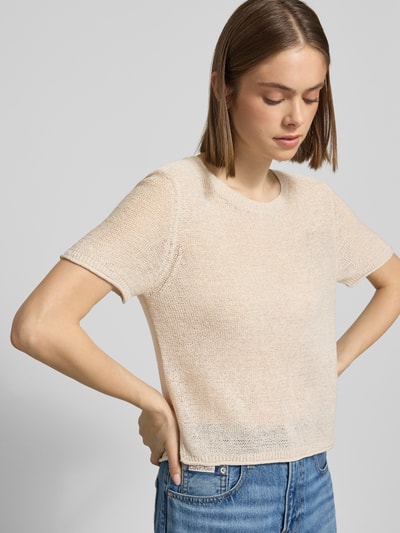 Frauenmodel trägt Regular Fit Strickpullover mit kurzen Ärmeln Modell 'SUNNY' von Only, Optik: Unifarben, Rundhals, gerippt, Seitenschlitze, Strick, Nahaufnahme Oberkörper.
