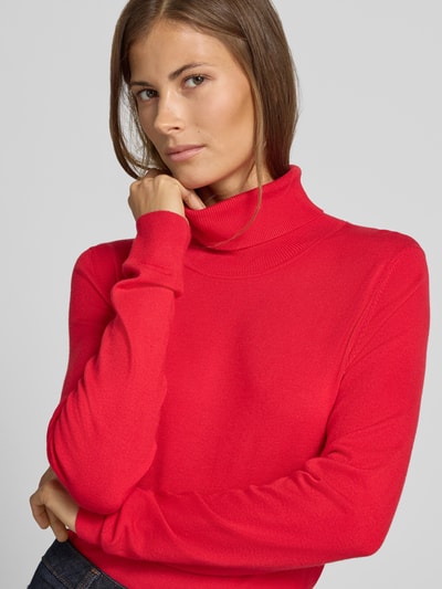 Kobiece modelka nosi bluzkę z długim rękawem Longsleeve mit Rollkragen od Christian Berg Woman, prosty krój, golf, prążkowane wykończenia, długość tyłu w rozmiarze M: 59 cm, długość rękawów w rozmiarze M: 67 cm, intensywnie czerwony kolor, gładka tekstura tkaniny, Nahaufnahme Oberkörper.
