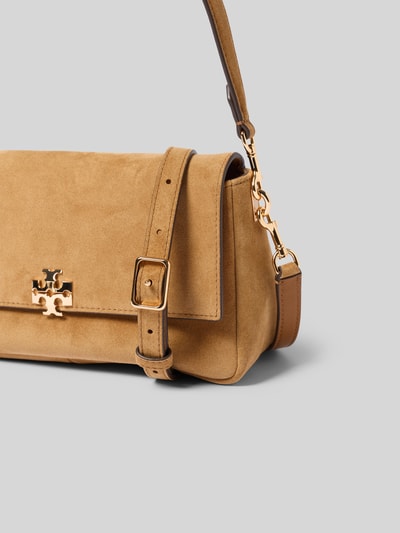 Produktfoto, Shoulder Bag in Suede-Optik von Tory Burch in hellem Braun mit Überschlag, Logo-Detail, abnehmbare Schulterriemen, Hauptfach, Innenfach mit Reißverschluss, Maße ca. 24 cm Breite, 12 cm Länge, 8 cm Tiefe, samtige Textur und goldfarbene Details.