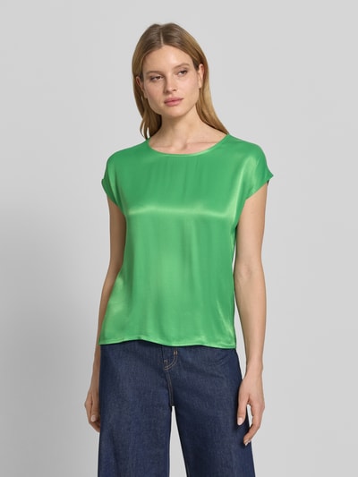 Frauenmodel trägt T-Shirt aus Viskose-Mix mit Kappärmeln von More & More in Grün, Gerader-Schnitt, Rundhalsausschnitt, Ganzkörperansicht von vorne. Rückenlänge in Größe 36: 63 cm, Damen T-Shirt mit Stretch-Anteil und verlängertem Rücken.