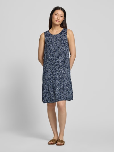 Frauenmodel trägt A-Linie Freizeitkleid aus Leinen-Viskose-Mix von Tom Tailor in Dunkelblau mit kleinem Muster, Ganzkörperansicht von vorne. Damen Freizeitkleid von Tom Tailor.