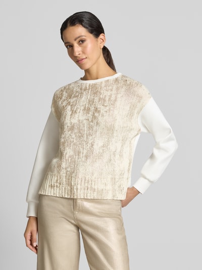 Vrouwenmodel draagt Regular Fit Sweatshirt aus Baumwoll-Mix met Schurwoll-Anteil van Marc Cain, tricotlook, ronde hals, katoenmix, elastische mouwboorden, lichtbeige tinten, gladde en gebreide texturen, ganzkörperansicht van voren.