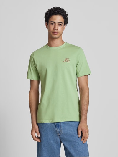Männermodel trägt T-Shirt mit Motiv-Print Modell 'SUN SURF' von Blend, grün, reine Baumwolle, Regular Fit, Rundhalsausschnitt, Ganzkörperansicht von vorne.