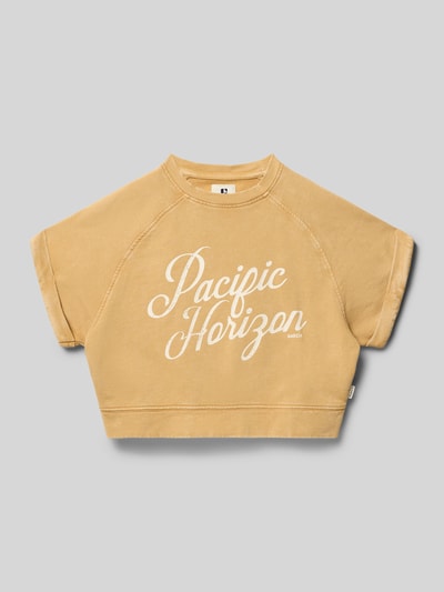 Produktfoto, Cropped T-Shirt mit Statement-Print von Garcia in Beige mit Rundhalsausschnitt, Reine Baumwolle, Logo-Print, Rückenlänge 38 cm bei Größe 140