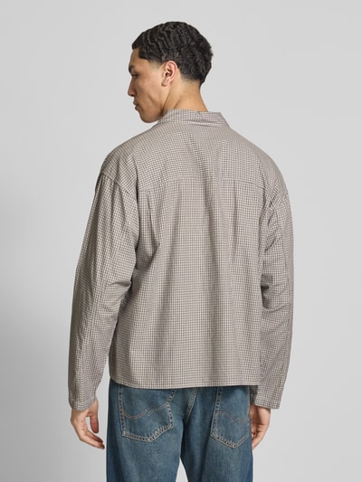 Mannelijk model draagt Regular fit vrijetijdshemd uit katoen model 'AUSTIN' van Jack & Jones, ruitpatroon, knoopsluiting, borstzak, Kentkraag, ruglengte maat M 60 cm, schouderbreedte 45 cm, mouwlengte 57 cm, achteraanzicht hele lichaam.