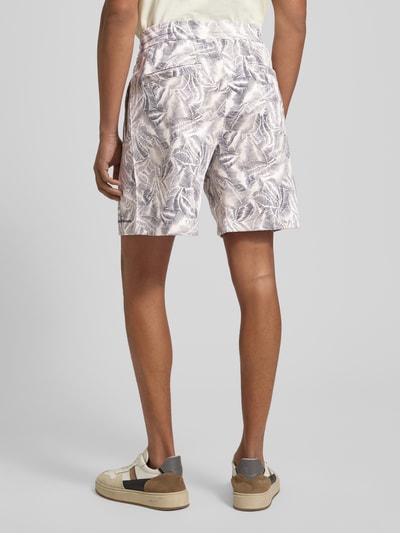 Mannelijk model draagt Shorts im Allover-Look van ARMANI EXCHANGE in lichte tinten met bladmotief, regular fit, elastische tailleband, volledig achteraanzicht.