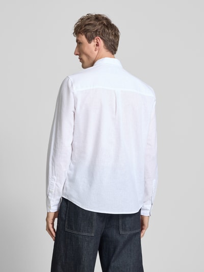 Männermodel trägt weißes Regular Fit Freizeithemd aus Leinen-Baumwoll-Mix Modell 'PAYTON' von Pepe Jeans, Rückenansicht.