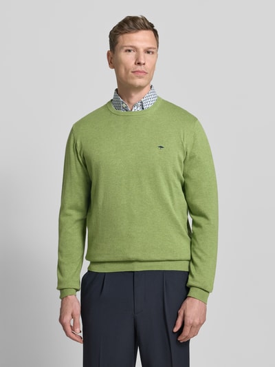 Männermodel trägt Strickpullover mit gerippten Abschlüssen von Fynch-Hatton, Reine Baumwolle, Regular-Fit, Rundhalsausschnitt, Label-Stitching, Ganzkörperansicht von vorne