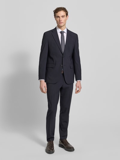 Męski model nosi Slim Fit Business Hemd mit Kentkragen aus Popeline von Seidensticker, jednokolorowy, bawełna, sportowe mankiety, listwa guzikowa, zaokrąglony dół, długość tyłu 78 cm, szerokość ramion 44 cm, długość rękawów 66 cm, całkowity widok z przodu.
