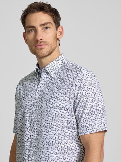 Männermodel trägt Regular Fit Freizeithemd mit Button-Down-Kragen von Christian Berg Men aus Reine Baumwolle, Allover-Look, Nahaufnahme Oberkörper.