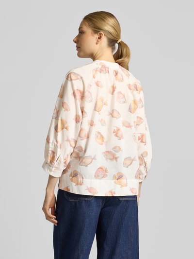 Frauenmodel trägt Blusenshirt mit Tunikakragen von Emily Van den Bergh, Baumwolle, gerade Schnittform, 3/4-Arm, Rückansicht, Ganzkörperansicht.