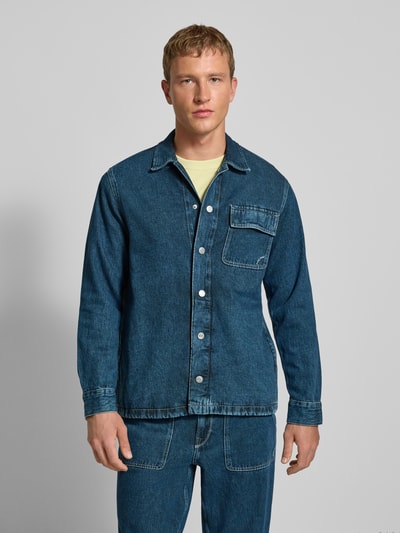 Männermodel draagt Regular Fit Jeansjacke aus reiner Baumwolle Modell 'OTTO' van Pepe Jeans in melangelook, zij- en borstzak, knoopsluiting, denim structuur, lange mouw, puur katoen. Ganzkörperansicht van voren.