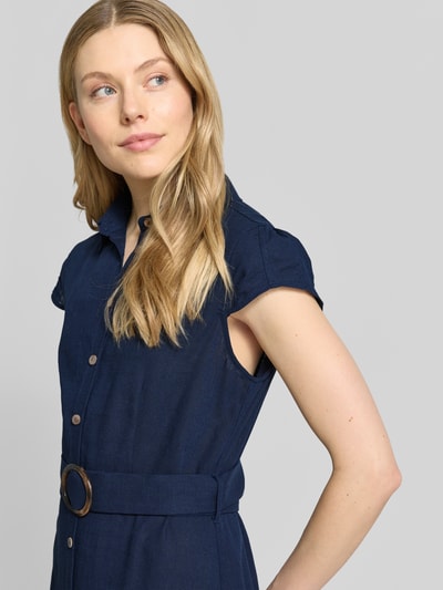 Frauenmodel trägt Hemdblusenkleid aus Viskose-Leinen-Mix mit Gürtel von Apricot, dunkles Blau, strukturierte Oberfläche, Nahaufnahme Oberkörper. Taillierter Schnitt, Hemdblusenkragen, Knopfleiste, Gürtel, Midikleid, Rückenlänge Größe S 114 cm, Brustweite 48 cm, Ärmellänge 10 cm.