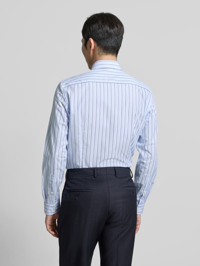 Männermodel trägt Slim Fit Business Hemd aus Baumwoll mit Kentkragen von Jake*s, fein gestreift in Blau, Ganzkörperansicht Rückansicht.