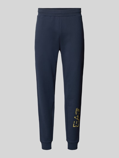 Produktfoto, granatowe spodnie dresowe Sweatpants mit elastischem Bund und Label-Print od EA7 Emporio Armani, bawełna, krój regular fit