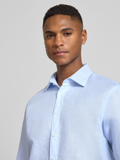 Mannenmodel draagt Regular Fit Freizeithemd aus Leinen-Mix van Jake*s, lichtblauw, kentkraag, knoopsluiting, linnen-katoenmix, halve close-up bovenlichaam.