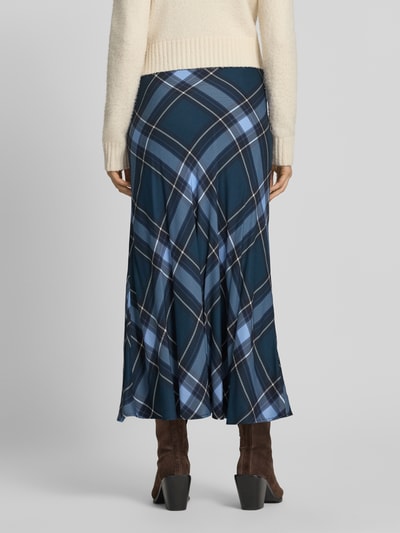 Vrouwenmodel draagt midirok uit zuiver viscose met glencheck-motief en elastische band, Midirok uit viscose met elastische band van Emily Van den Bergh, Dames Klok, bandwijdte maat 36: 38 cm, totale lengte maat 36: 93 cm, geheellichaamsbeeld achteraanzicht
