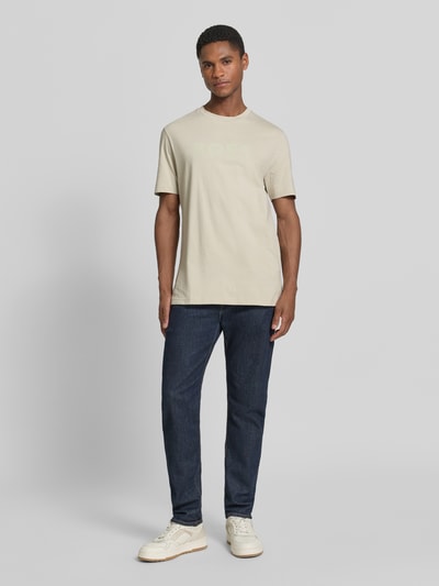 Mannelijk model draagt Regular Fit T-shirt uit puur katoen model 'TE_LOGO' van BOSS Orange, look: effen, logoprint, ronde hals, korte mouw, heren, Ganzkörperansicht van voren.