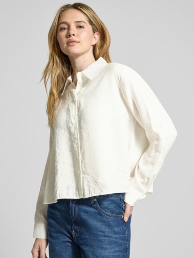 Vrouwenmodel draagt Relaxed Fit Bluse aus Modal-Mix Modell 'Flowy' van OPUS in crèmewit met knoopsluiting en hemdkraag, relaxed fit, gladde textuur, dames bluse, voorkant, bovenlichaam dichtbij.