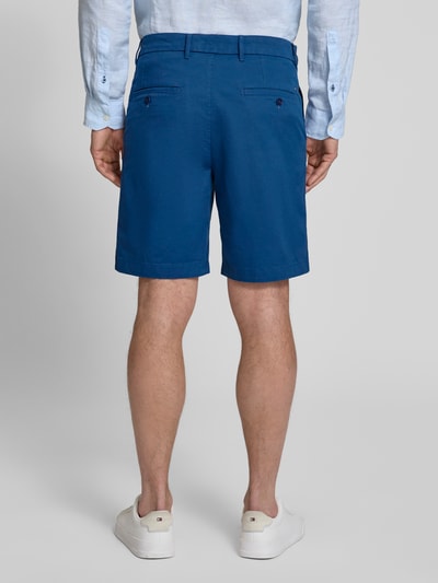 Männermodel trägt Chinoshorts aus Baumwoll-Mix Modell 'DOVER' von Tommy Hilfiger, Optik: Unifarben, Passform: Regular-Fit, Ganzkörperansicht Rückansicht.