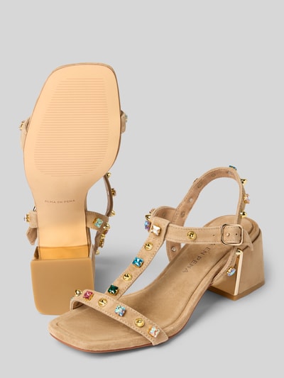 Produktfoto, Sandaletten aus Echtleder mit Ziersteinbesatz von ALMA EN PENA in Beige, abgerundete Passform, offene Ferse, Blockabsatz 7 cm, Schafthöhe 7 cm, Schaftweite 6 cm, farbige Schmuckelemente, glatte und strukturierte Textur.