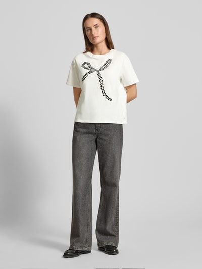Frauenmodel trägt Oversized T-Shirt aus reiner Baumwolle von Tom Tailor Denim in Optik: Unifarben mit Motiv-Print, Ganzkörperansicht von vorne.